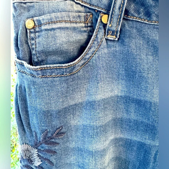 Seven7 women’s 14 distressed & features floral embroidered designs both legs. - Picture 6 of 11